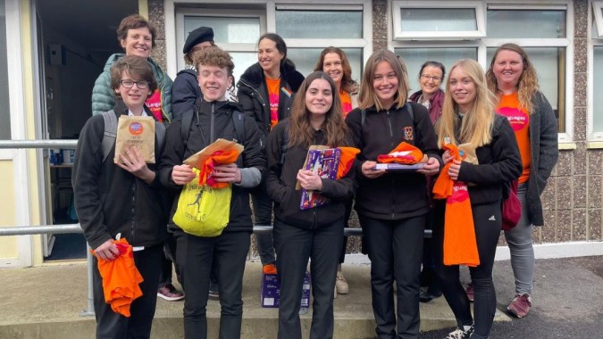 Eine Gruppe Schüler steht vor einem Gebäude auf dem Campus der Colaiste Muire (Cobh).