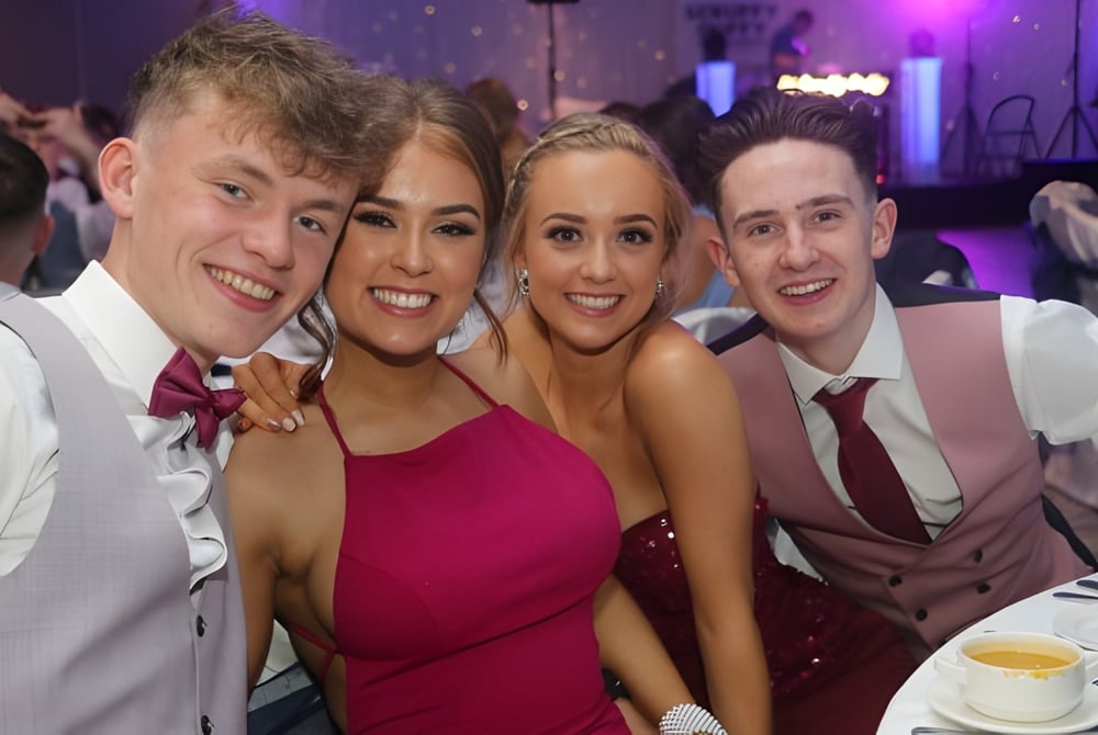 Eine Gruppe von Schülerinnen und Schülern posiert zusammen bei einer Feier auf dem Campus der Coláiste Pobail Acla.