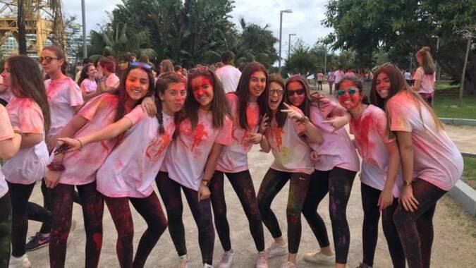 Eine Gruppe junger Schülerinnen posiert auf dem Außengelände des Colegio Esclavas für ein Foto.