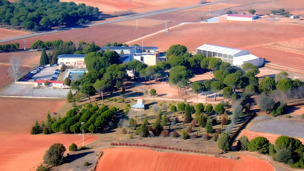 Blick auf die ländliche Landschaft mit Hügeln und Gebäuden auf dem Gelände des Colegio San Gabriel.