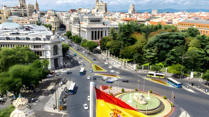 Blick auf eine belebte Straße vor der Skyline in der Nähe des Colegio San Gabriel.