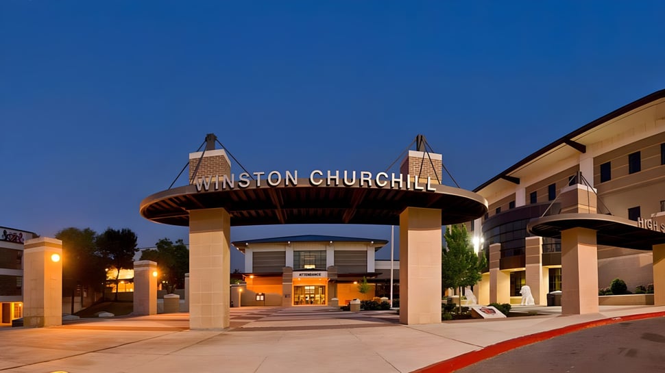 Der große und verzierte Eingang mit der Aufschrift Winston Churchill zeigt das Gebäude des Collège Churchill High School.