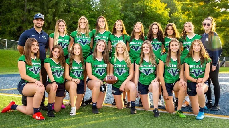 Eine Gruppe junger Athletinnen in grünen und blauen Uniformen auf dem Sportfeld des College Bourget.