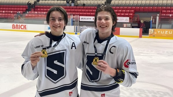 Zwei Schüler des College Saint-Bernard stehen mit Medaillen auf dem Eis einer Hockeyarena.