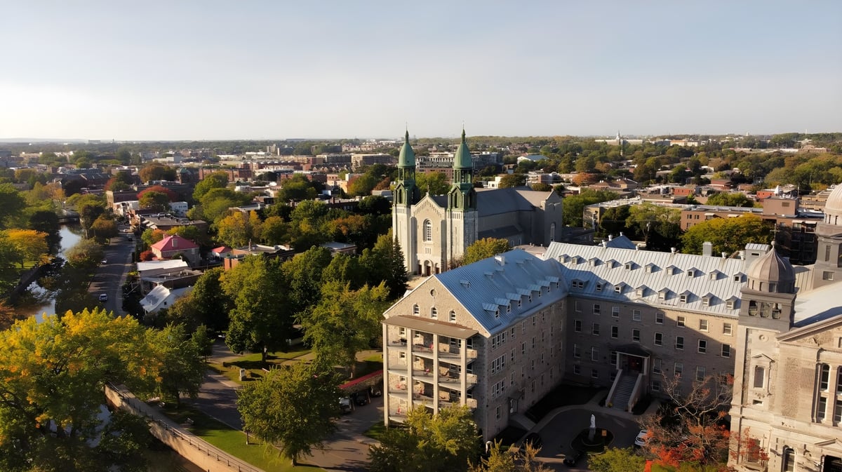Das eindrucksvolle historische Gebäude mit grüner Umgebung auf dem Campus des Collège Sainte-Anne.