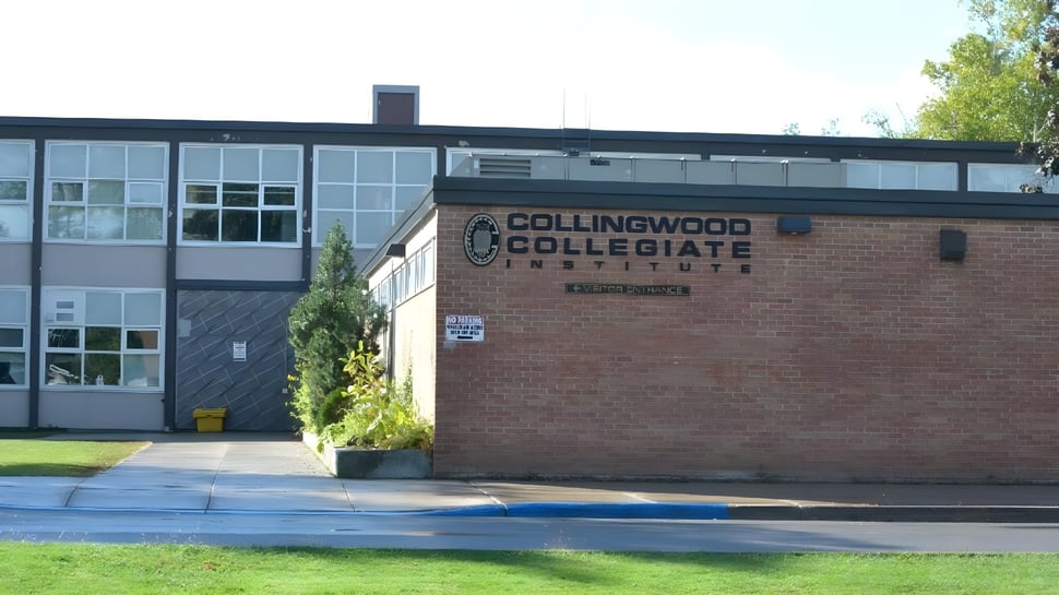 Das Gebäude des Collingwood Collegiate Institute ist von Bäumen und einer grünen Wiese umgeben.