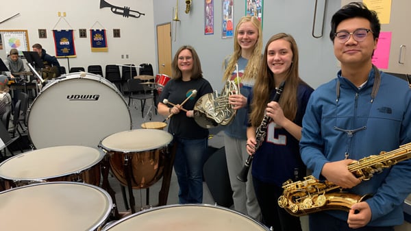 Eine Gruppe von Schülerinnen und Schülern mit Musikinstrumenten im Musikraum der Colorado Springs Christian School.