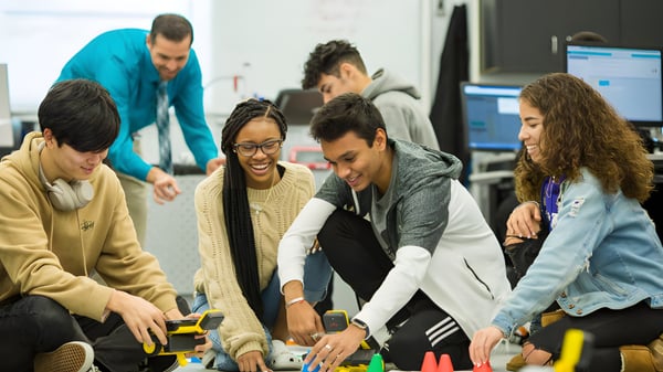 Eine Gruppe Schülerinnen und Schüler des Columba College arbeitet gemeinsam an einer Aufgabe in einem Klassenraum.