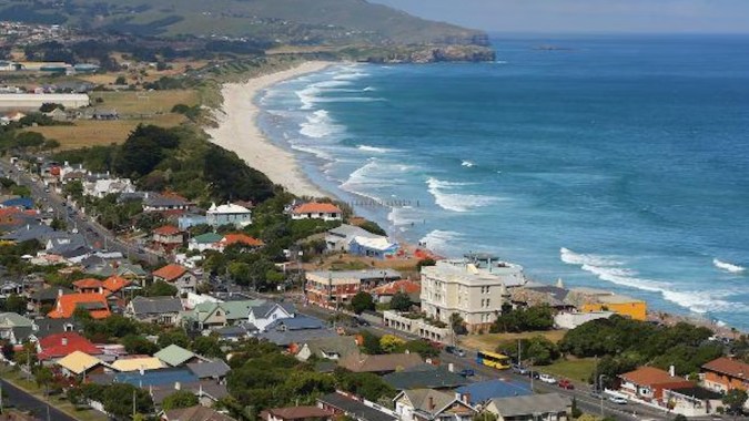 Eine malerische Küstenlandschaft mit langem Sandstrand nahe dem Columba College.