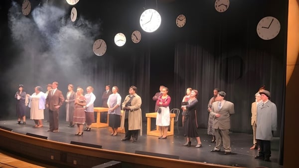 Schüler der Comstock Park High School führen ein Theaterstück in historischen Kostümen mit Bühnennebel und großen Uhren auf.