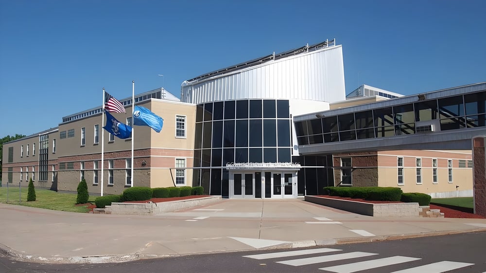 Das moderne Hauptgebäude der Connecticut IB Academy mit Glasfassade und offiziellem Eingangsbereich.