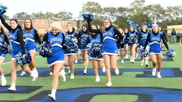 Cheerleader der Conwell-Egan Catholic High School führen eine Performance auf dem Sportfeld aus.