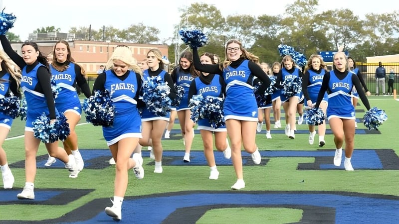 Cheerleader der Conwell-Egan Catholic High School führen eine Performance auf dem Sportfeld aus.