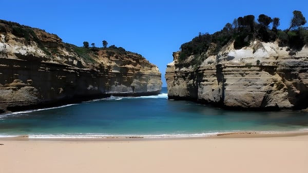 Eine Küstenlandschaft mit Klippen und einem Strand in der Nähe des Coodanup College.