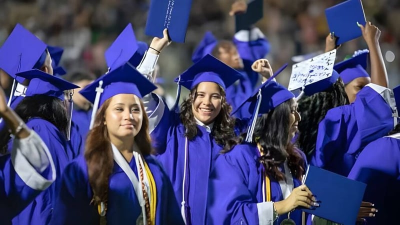 Eine Gruppe von Absolventinnen und Absolventen der Cornafulla National School feiert mit violetten Abschlussroben und Diplomen.