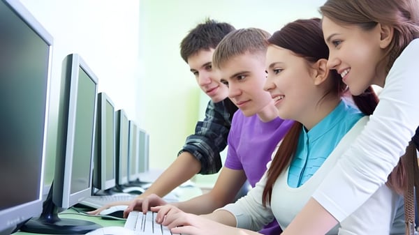 Schüler der Cornafulla National School arbeiten gemeinsam an einer Computeraktivität.