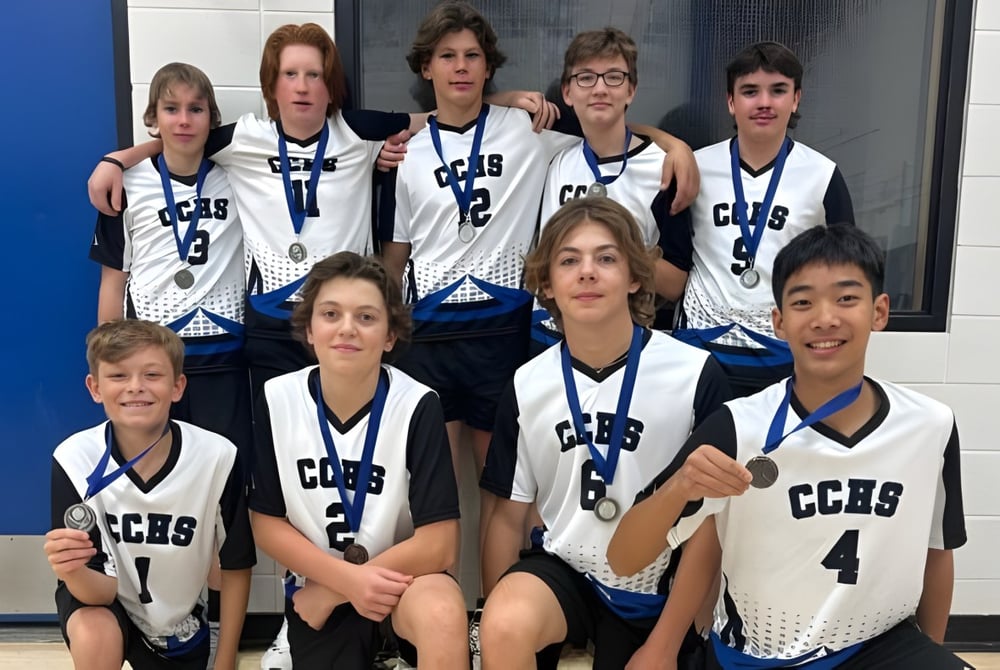 Schülerinnen und Schüler der County Central High School posieren in ihren Basketball-Uniformen vor einer blauen Wand.