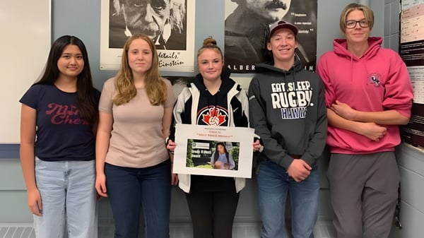 Fünf Schülerinnen stehen gemeinsam in einem Raum auf dem Campus der County Central High School.