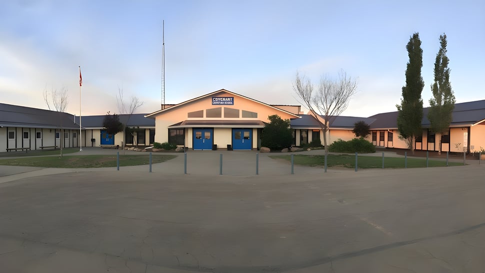 Das eingeschossige Gebäude mit rotem Dach und blauen Akzenten steht auf dem Gelände der Covenant Christian School.