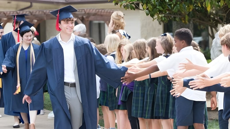 Absolventinnen und Absolventen der Covenant Day School werden im festlichen Außenbereich von Familie und Freunden beglückwünscht.