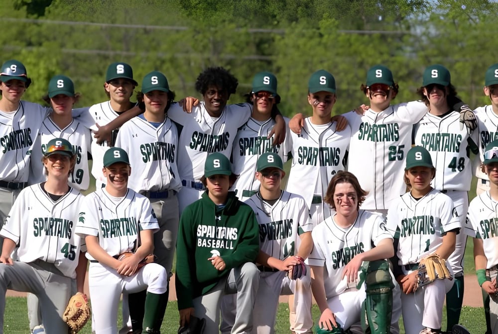 Eine Gruppe von Baseball spielenden Schülerinnen und Schülern auf dem Spielfeld der Craig Kielburger Secondary School.