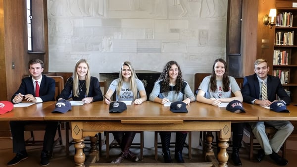 Sechs Schülerinnen und Schüler arbeiten gemeinsam an einem Holztisch in der Bibliothek der Cranbrook Schools.
