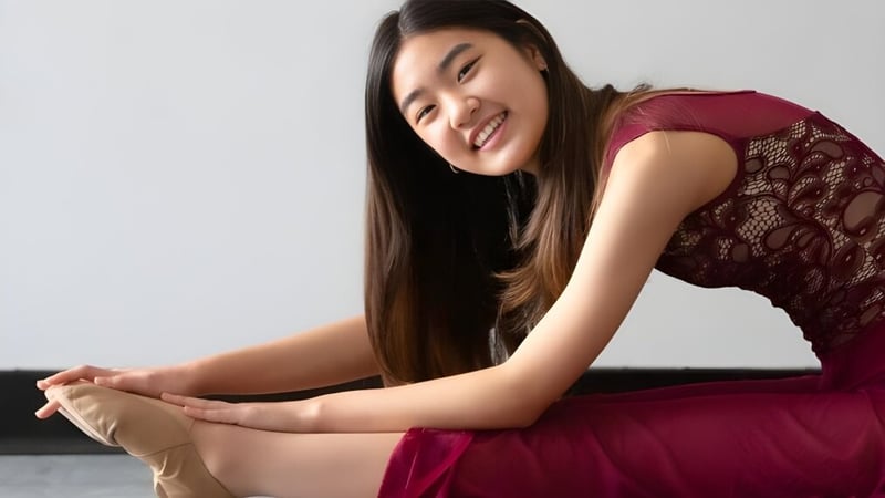 Eine Schülerin der Crean Lutheran High School sitzt auf einer Couch und lächelt.