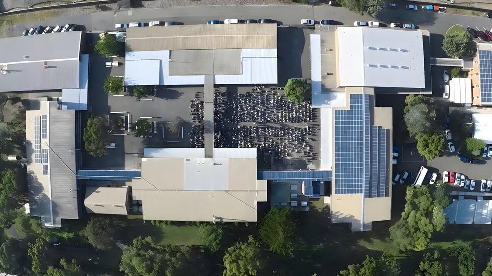 Das mehrstöckige Gebäude der Cronulla High School ist von Bäumen und weiteren Gebäuden umgeben.