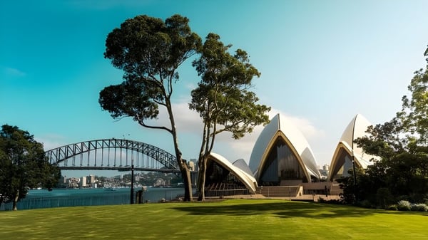 Auf dem Gelände der Cronulla High School ist im Hintergrund die Sydney Opera House sowie die Harbour Bridge mit grünem Rasen und Bäumen zu sehen.