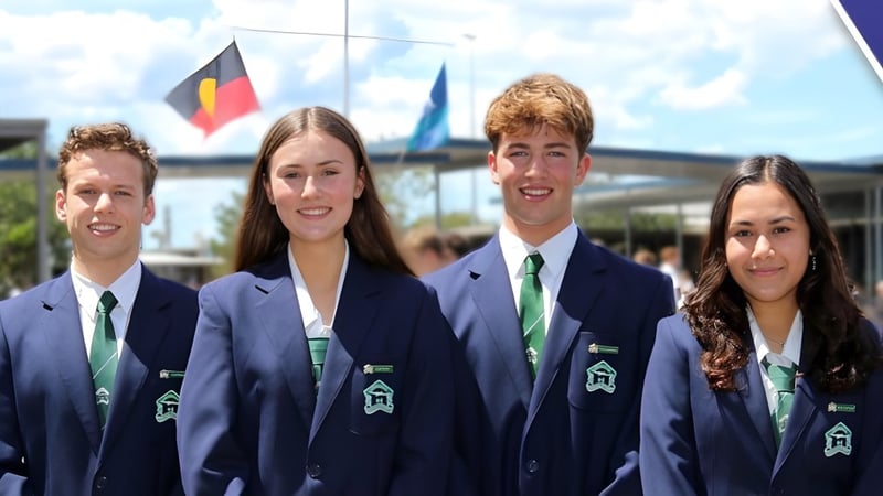 Vier Schülerinnen und Schüler der Cronulla High School stehen vor einem Hintergrund mit Fahnen.