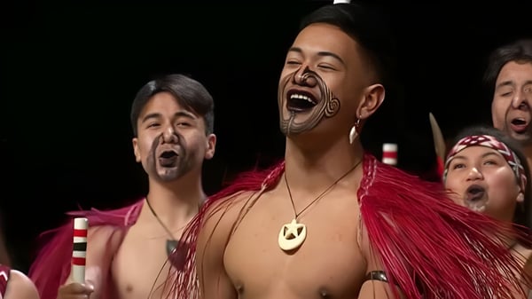 Eine Gruppe von Schülern des Cullinane College zeigt lebhafte Gesichtsausdrücke bei einem Auftritt.