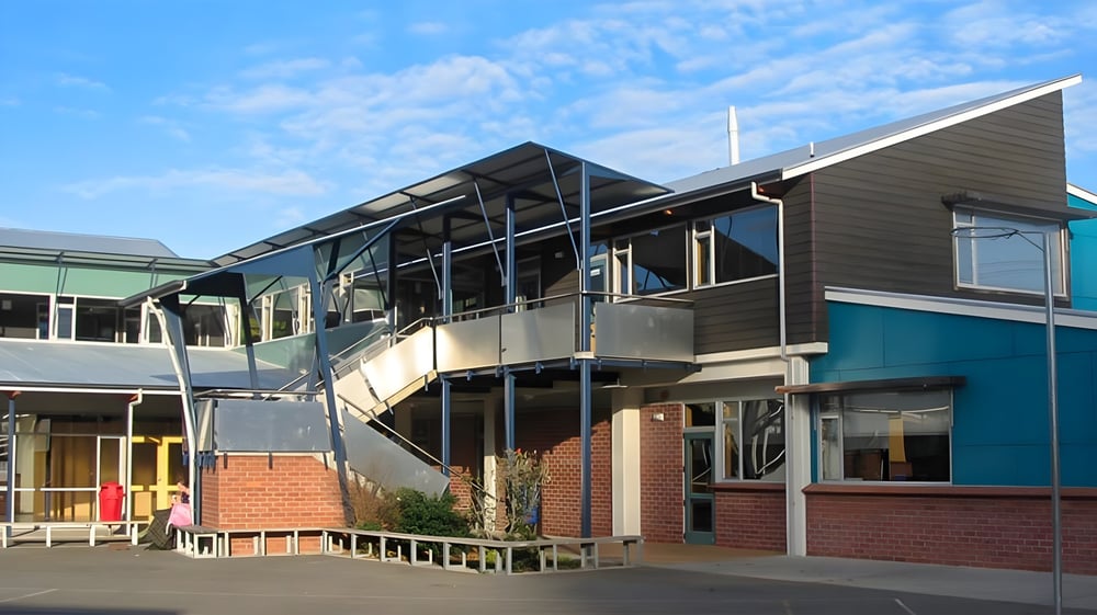 Das moderne mehrstöckige Gebäude des Cullinane College mit Backstein-, Glas- und Holzelementen bei blauem Himmel.