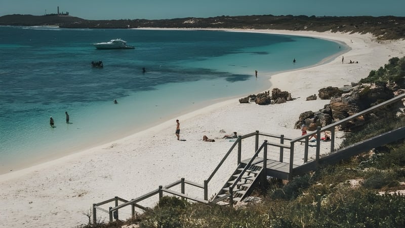 Ein Strand mit klarem türkisfarbenem Wasser und einem kleinen Boot vor dem Campus der Cyril Jackson Senior Campus.