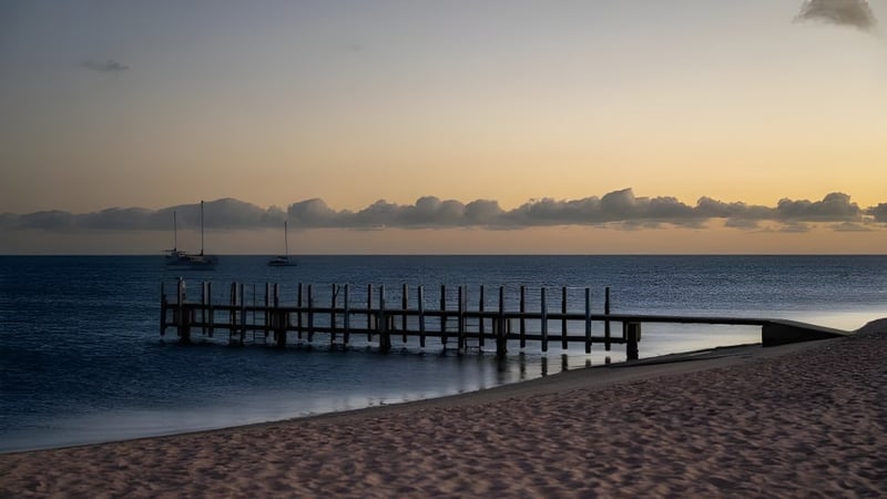 Ein Holzsteg am Strand bei Sonnenuntergang in der Nähe des Dalyellup College.