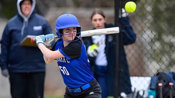 Ein Schüler der Dana Hall School hält einen Baseballschläger und bereitet sich auf einen Schlag vor.