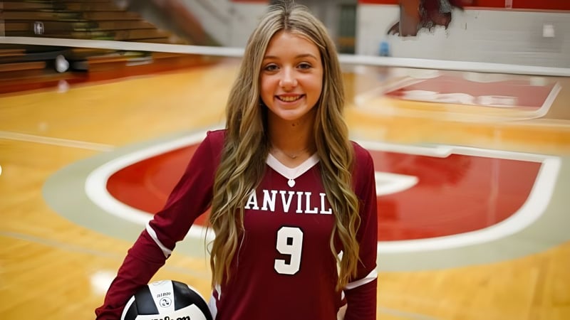 Eine Schülerin der Danville Community High School steht mit dem Trikot Nummer 9 auf dem Basketballfeld.