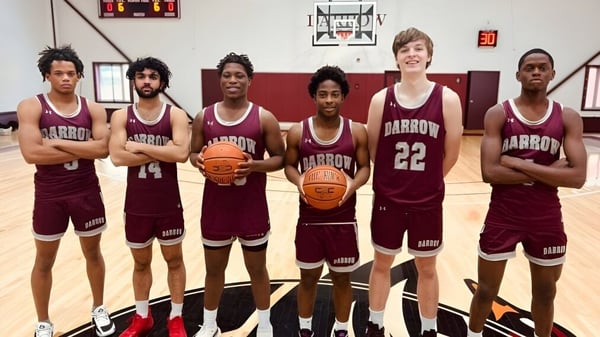 Eine Gruppe junger Basketballspielerinnen und -spieler der Darrow School steht gemeinsam auf dem Basketballfeld.