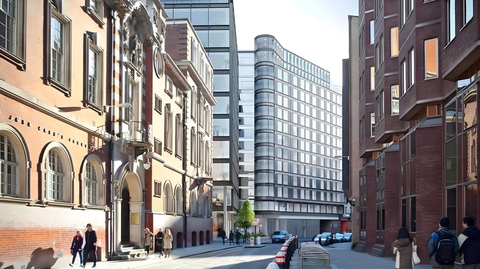 Eine belebte Straße mit historischen und modernen Gebäuden in der Nähe des David Game College.