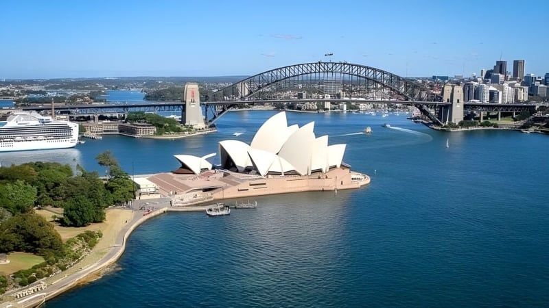 Die Aussicht auf den Hafen mit der Sydney Opera House und Harbour Bridge vom Gelände der Davidson High School.