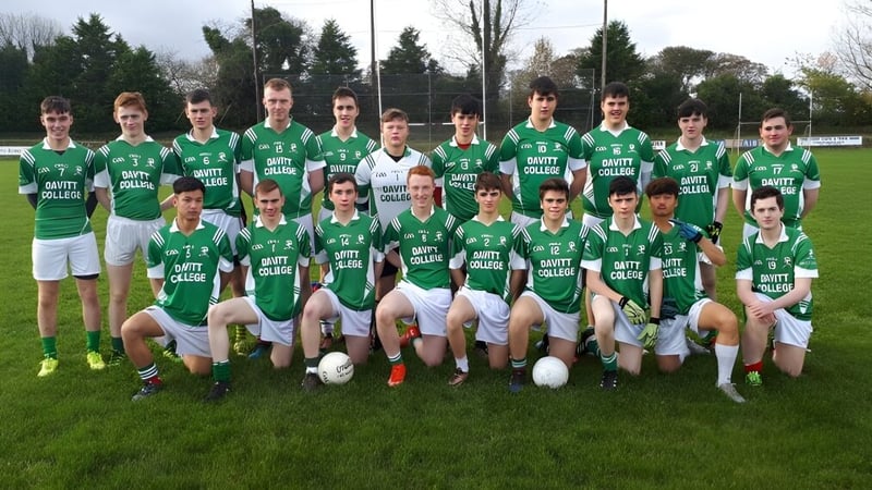 Eine Gruppe junger Fußballspielerinnen und Fußballspieler posiert gemeinsam auf dem Sportplatz des Davitt College.