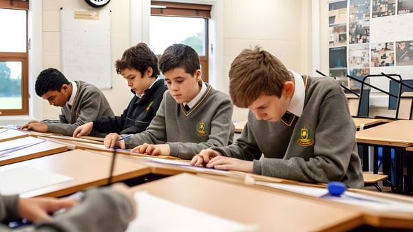 Schüler in Schuluniformen arbeiten konzentriert im Klassenraum des De la Salle College Churchtown.