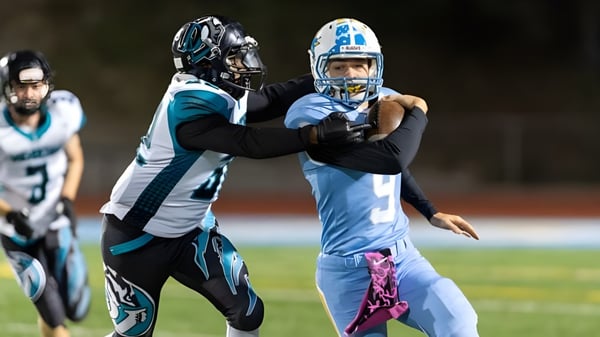 Zwei Footballspieler der Deer Valley Unified kämpfen auf dem Spielfeld während eines Spiels.