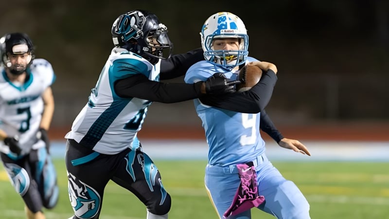 Zwei Footballspieler der Deer Valley Unified kämpfen auf dem Spielfeld während eines Spiels.