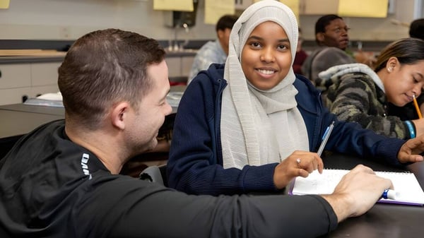 Eine Gruppe von Schülern befindet sich in einer Gesprächsrunde im Gebäude des Denver Public School District.