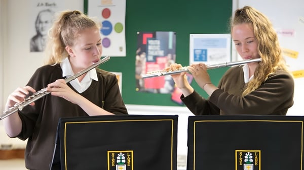 Zwei Schülerinnen der Devonport High School spielen im Klassenzimmer Flöte.