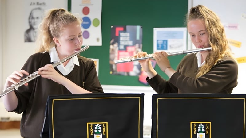 Zwei Schülerinnen der Devonport High School spielen im Klassenzimmer Flöte.