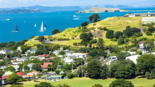 Eine malerische Küstenstadt mit Segelbooten und grünen Hügeln im Hintergrund, nahe der Devonport High School.