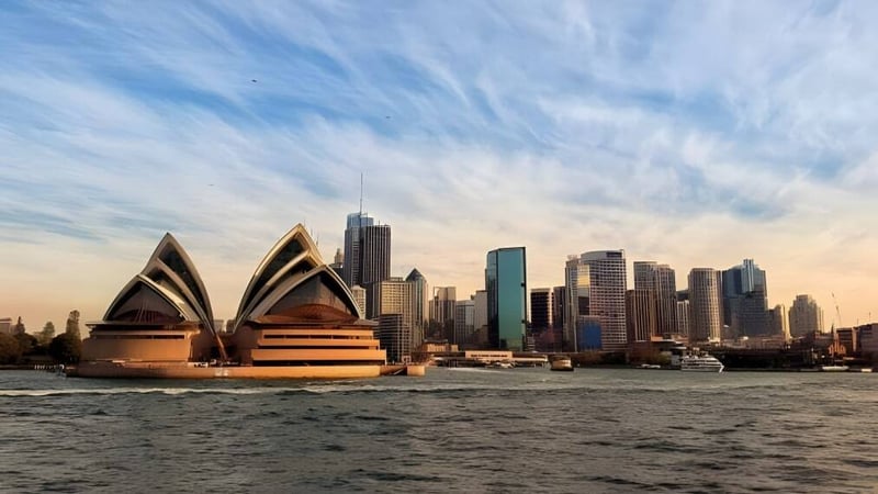 Das Sydney Opera House ist vom Campus des Dickson College aus vor der Skyline der Stadt zu sehen.