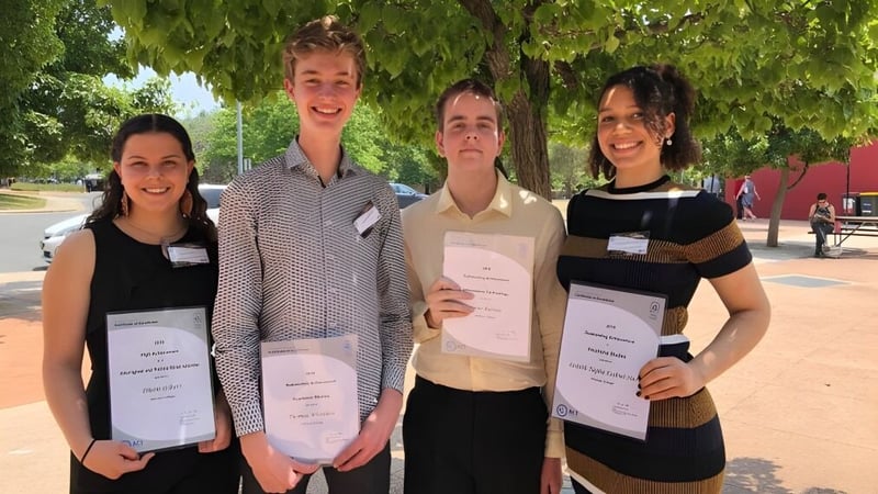 Vier Schüler des Dickson College stehen lächelnd im Park mit Bäumen und Grünflächen im Hintergrund.