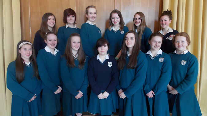 Eine Gruppe Schülerinnen trägt einheitliche türkisfarbene Roben im Dominican College in Wicklow.